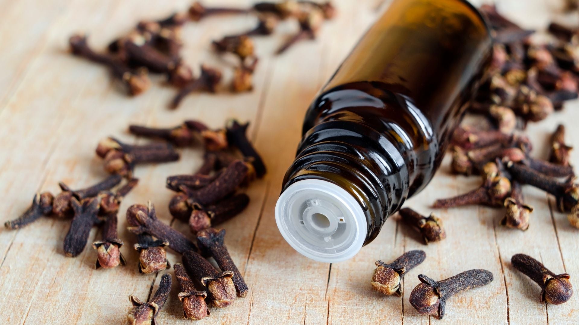 लौंग के तेल के 10 बेमिसाल फायदे (Clove Oil Benefits In Hindi)
